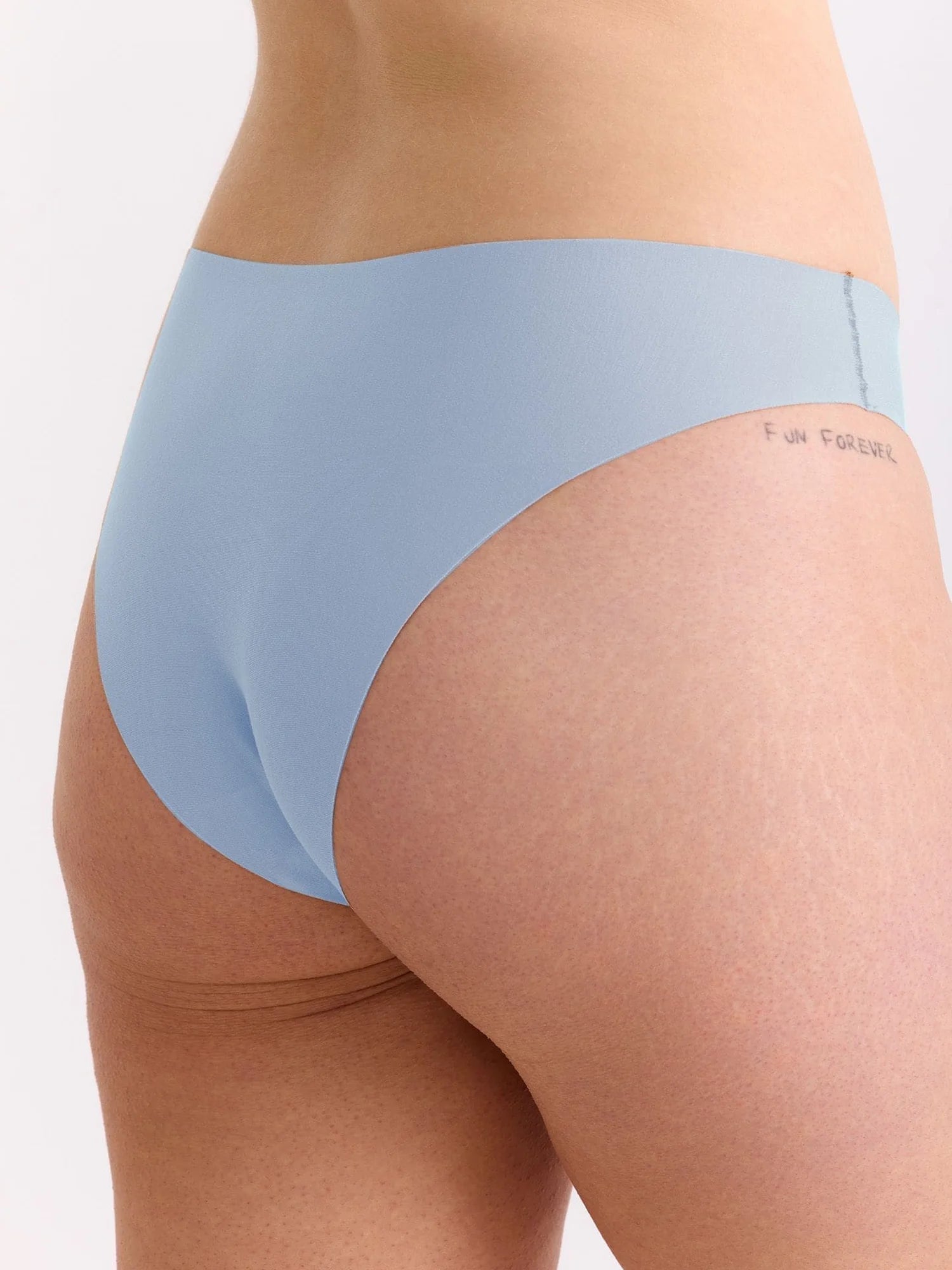 Unser Model ist 170cm groß und trägt Gr. M.