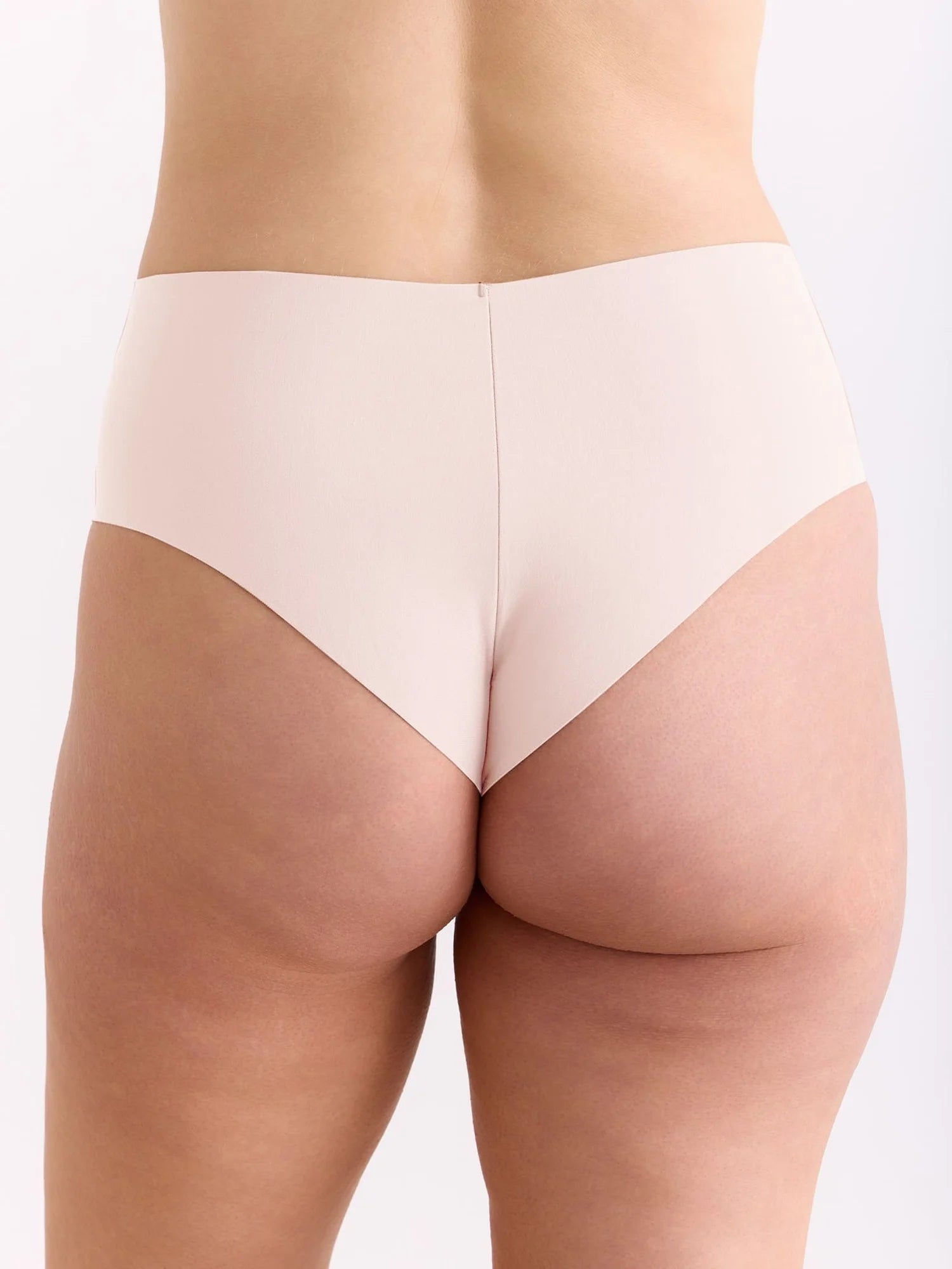Unser Model ist 170cm groß und trägt Gr. M.
