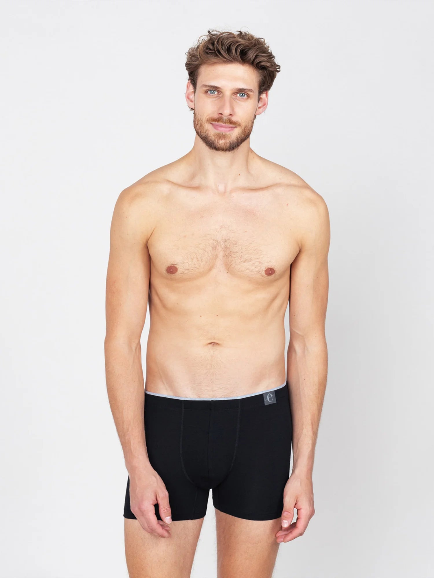 Unser Model Tom ist 1,89 m groß und trägt Friedrich in mitternachtblau in Größe L