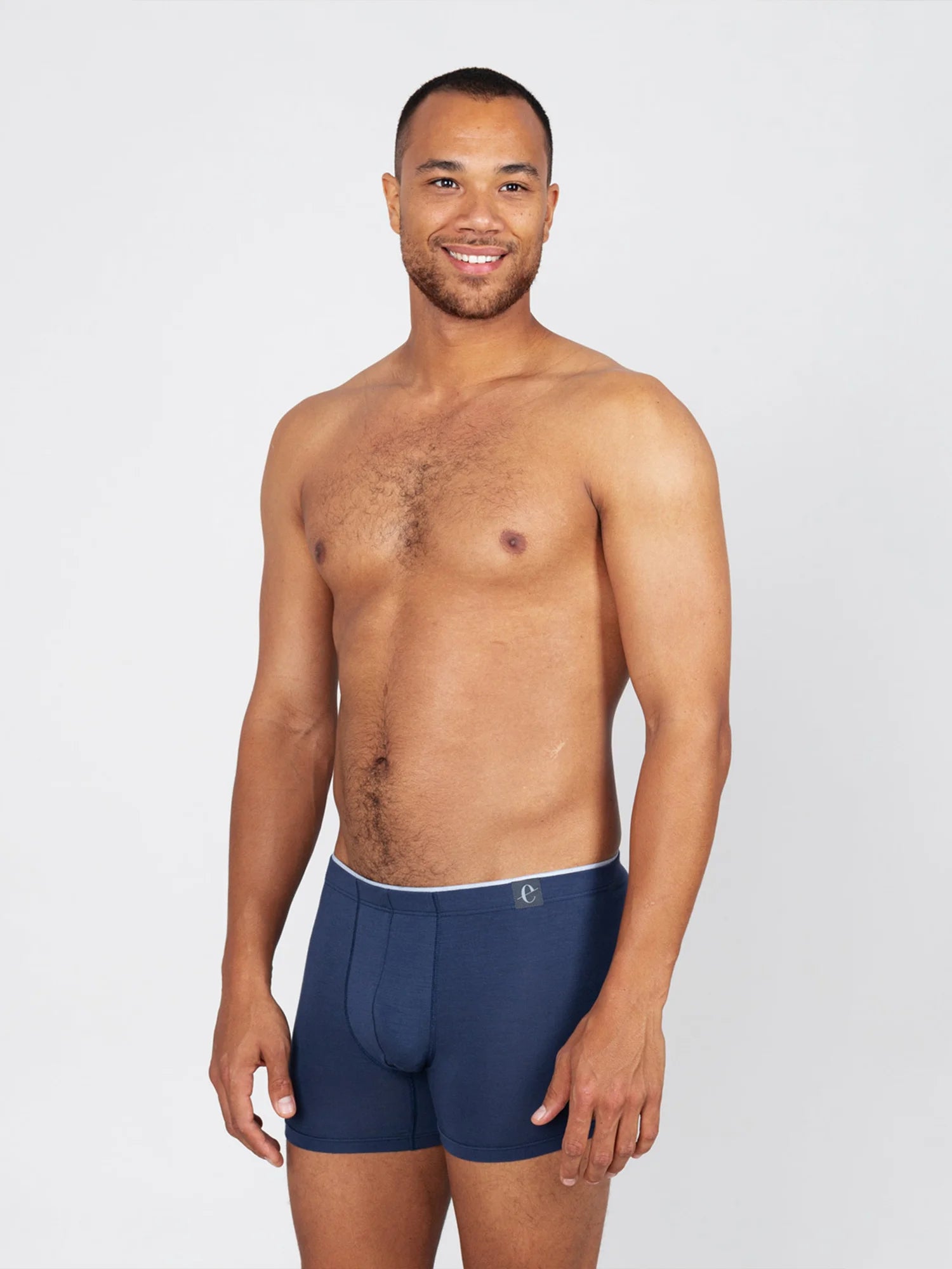 Unser Model Tom ist 1,89 m groß und trägt Friedrich in mitternachtblau in Größe L