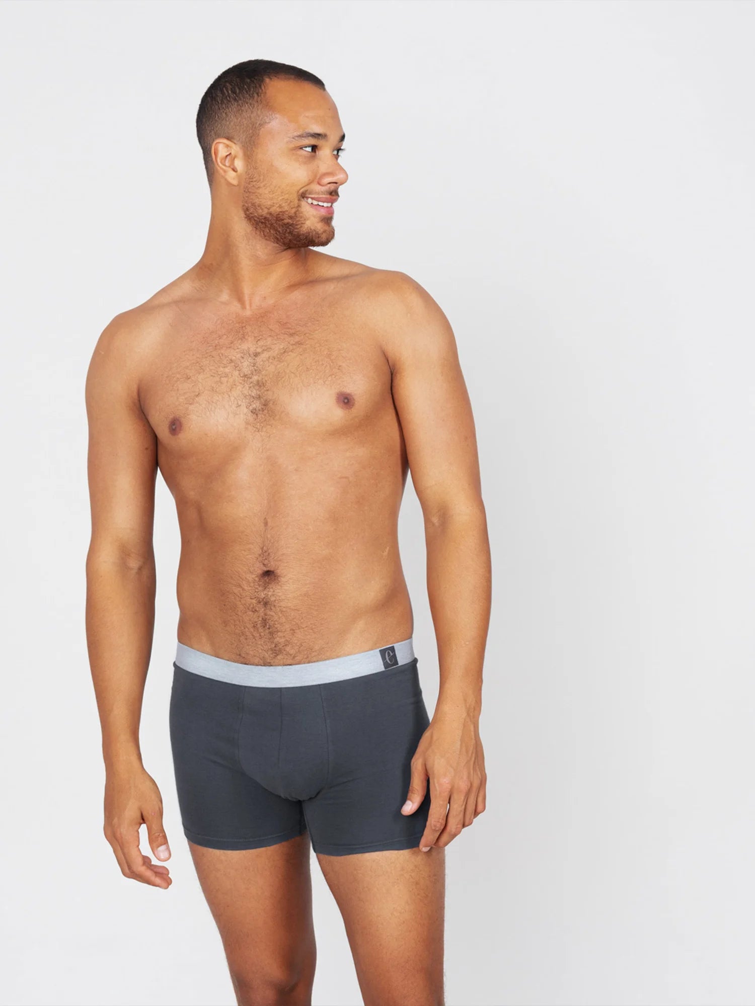 Unser Model Chris ist 1,86 m groß und trägt eine Größe L