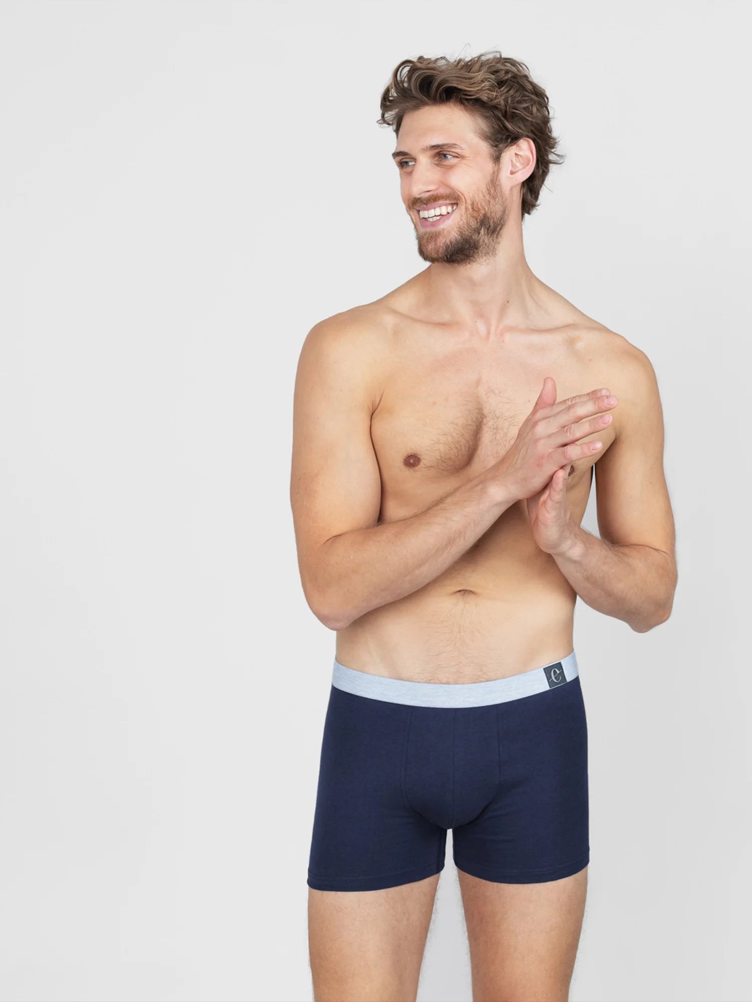 Unser Model Chris ist 1,86 m groß und trägt eine Größe L