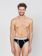 Unser Model Tom ist 1,89 m groß und trägt Theo in graphit in der Größe L
