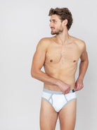 Unser Model Tom ist 1,89 m groß und trägt Theo in graphit in der Größe L