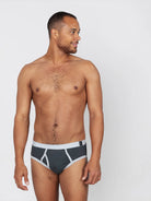 Unser Model Tom ist 1,89 m groß und trägt Theo in graphit in der Größe L
