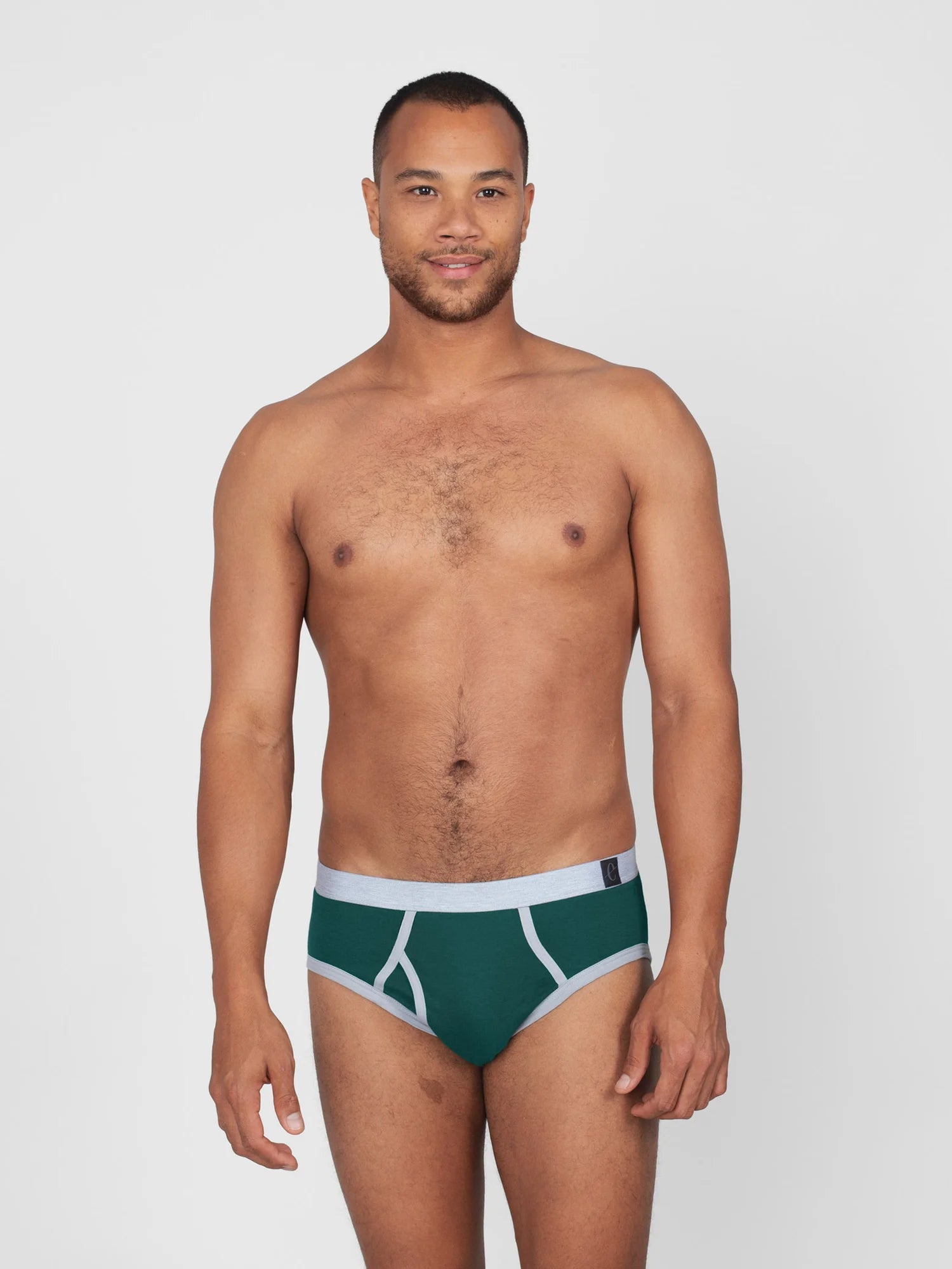 Unser Model Tom ist 1,89 m groß und trägt Theo in graphit in der Größe L