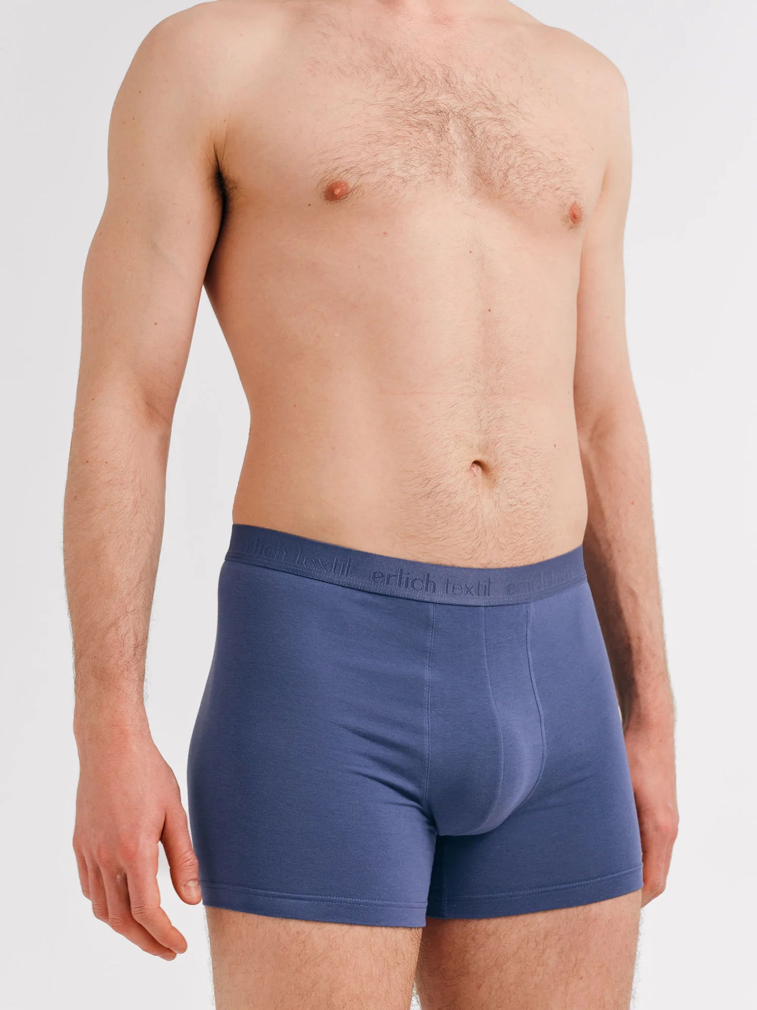 Unser Model ist 1,86 m groß und trägt eine Größe L