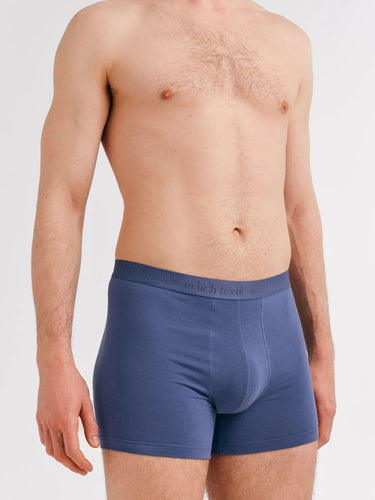 Unser Model ist 1,86 m groß und trägt eine Größe L