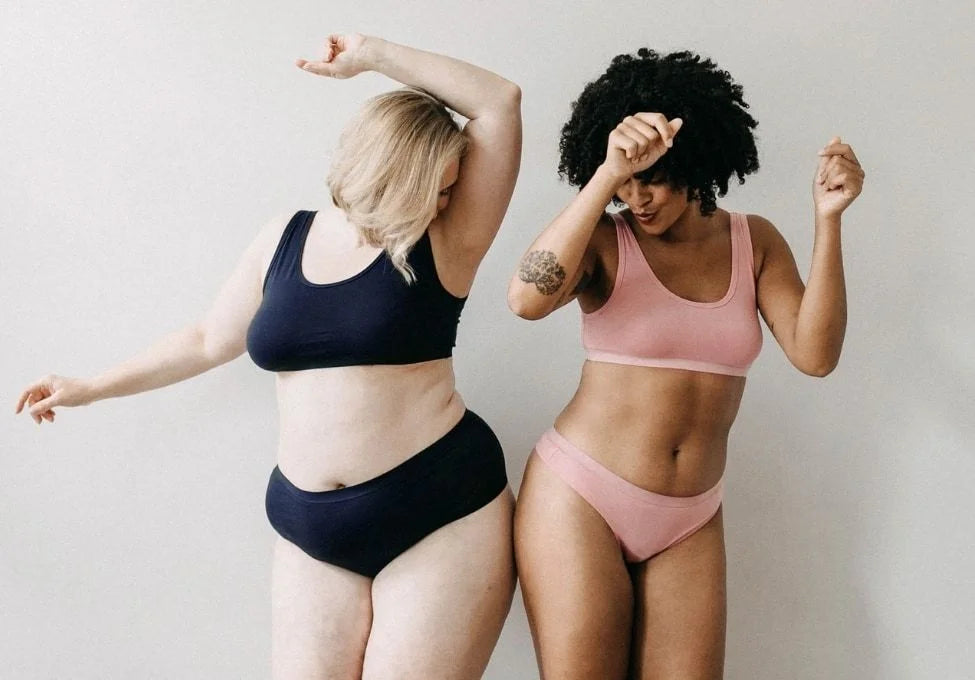 Zwei Frauen in erlich textil Baumwoll-Basic-Sets in marine und rosé