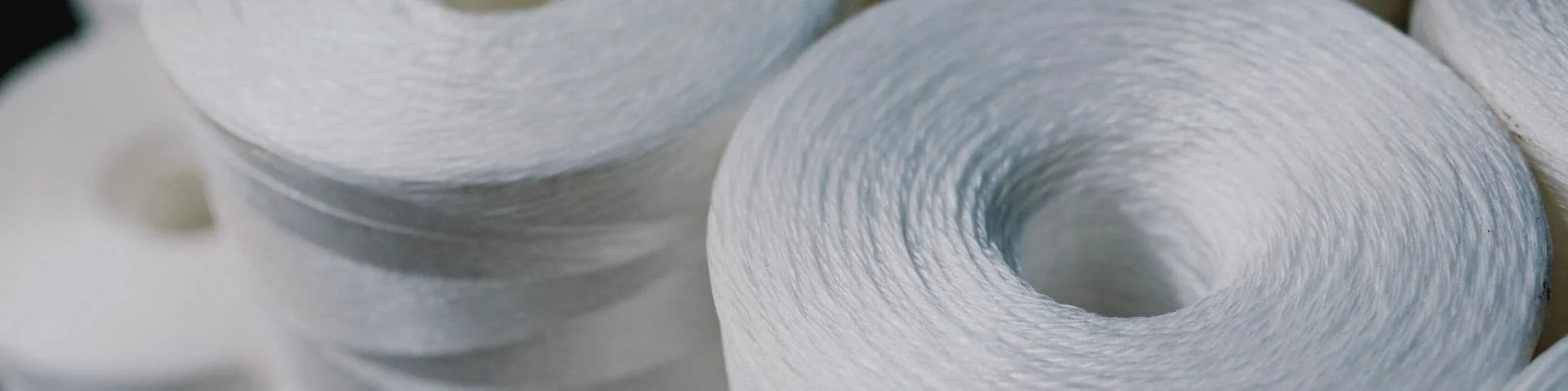 Detailaufnahme von Q-NOVA Material – recyceltes Nylon für Spitze