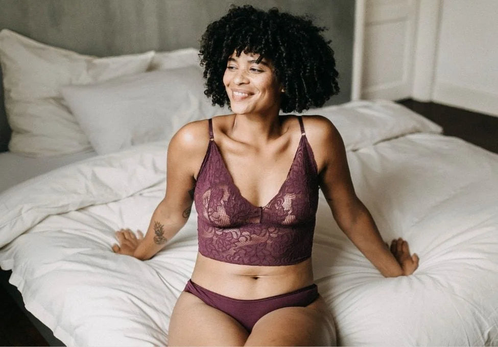 Frau auf Bett in erlich textil Ophelia Bralette aus Q-NOVA Spitze