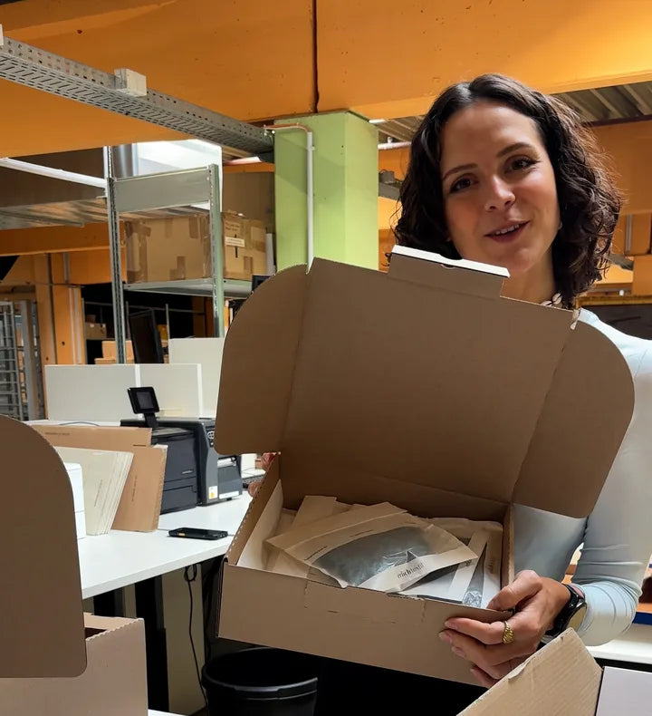 Julia mit ihrem Traumpaket im Lager