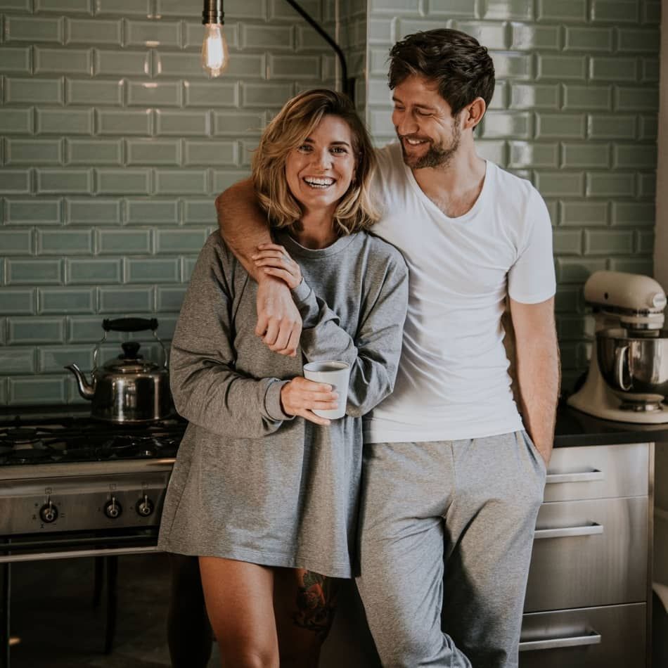 Mann und Frau in Küche in erlich textil Launchwear