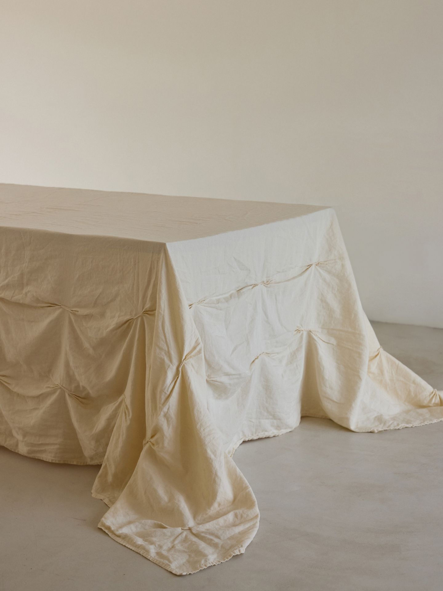 onomao x erlich textil Drapierte Tischdecke natur 1