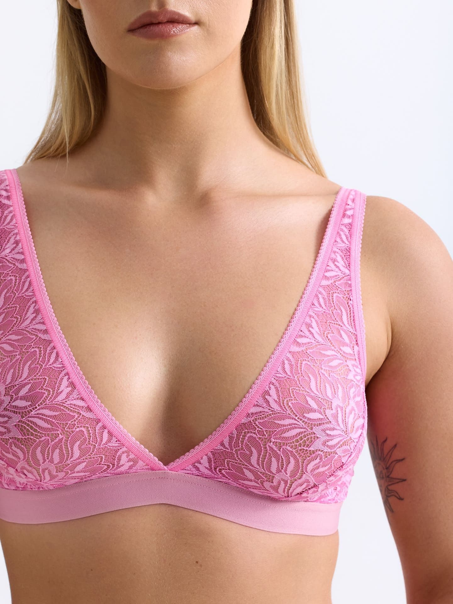 Iconic Lace Plunge BH bubblegum 1