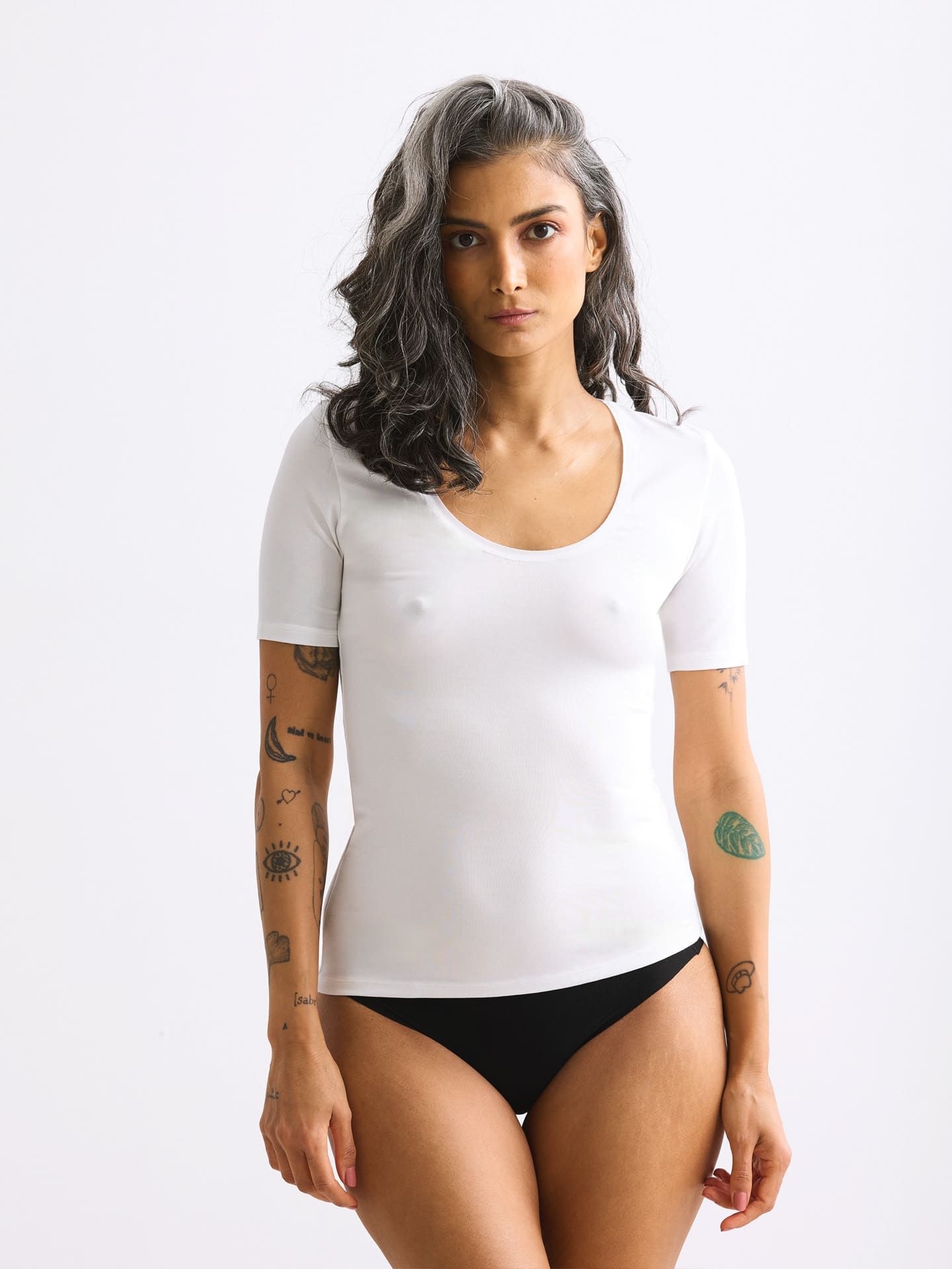 Light Touch tiefausgeschnittenes T-Shirt ecru 1