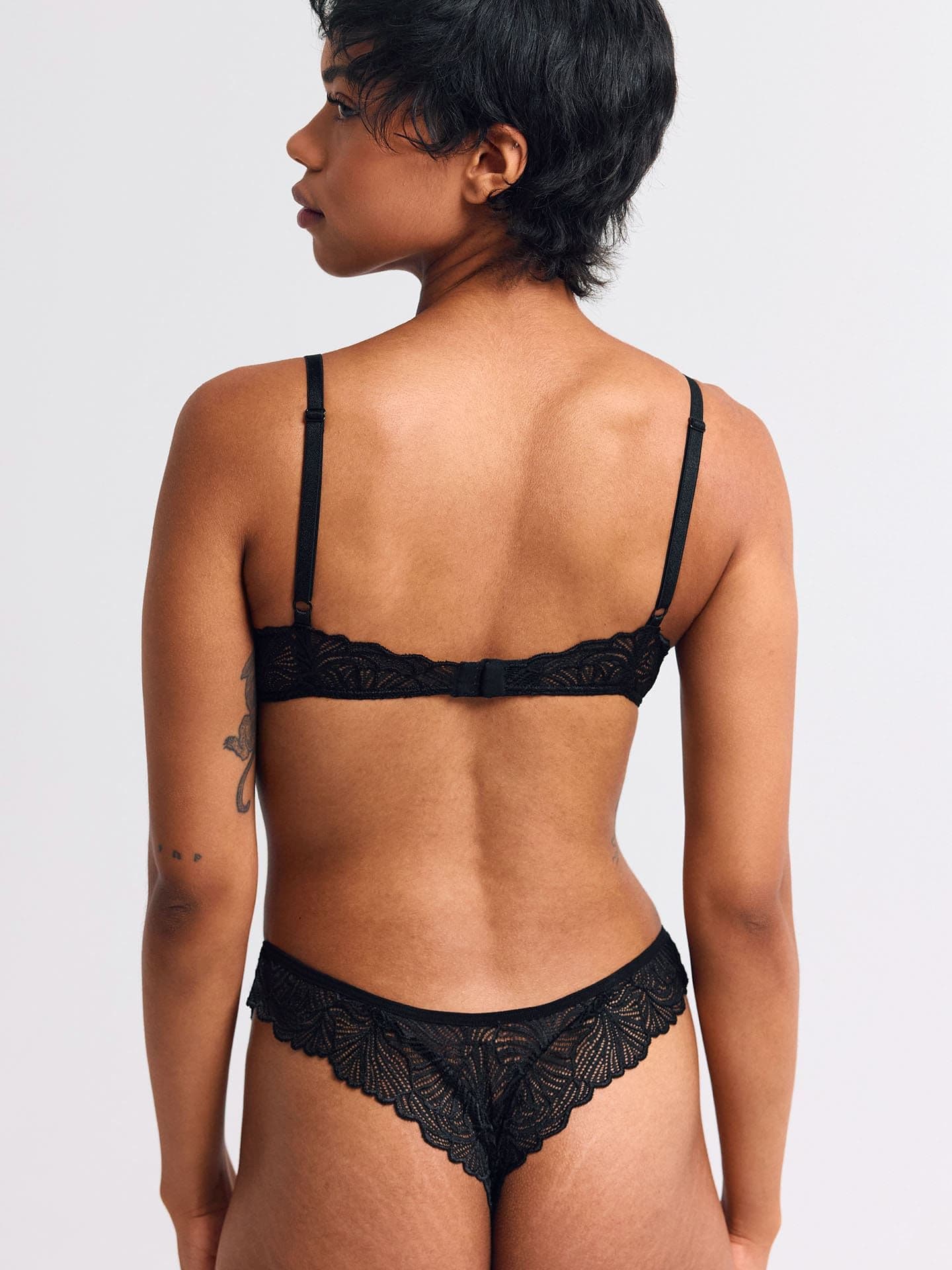 Fluid Lace Brazil String schwarz 2