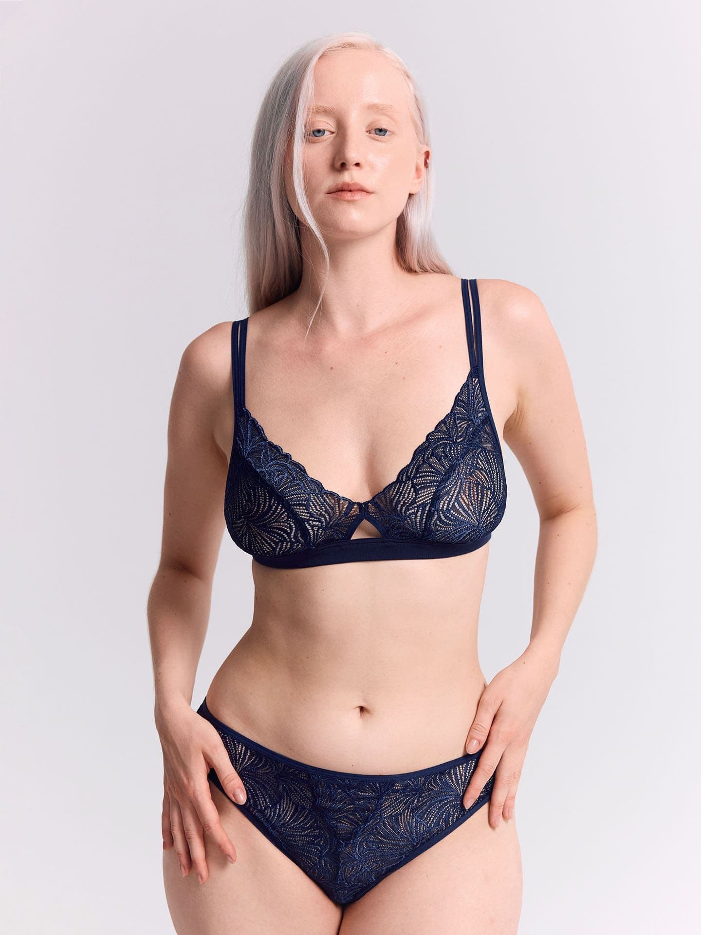 Fluid Lace Cut-Out Bralette mitternachtblau 1